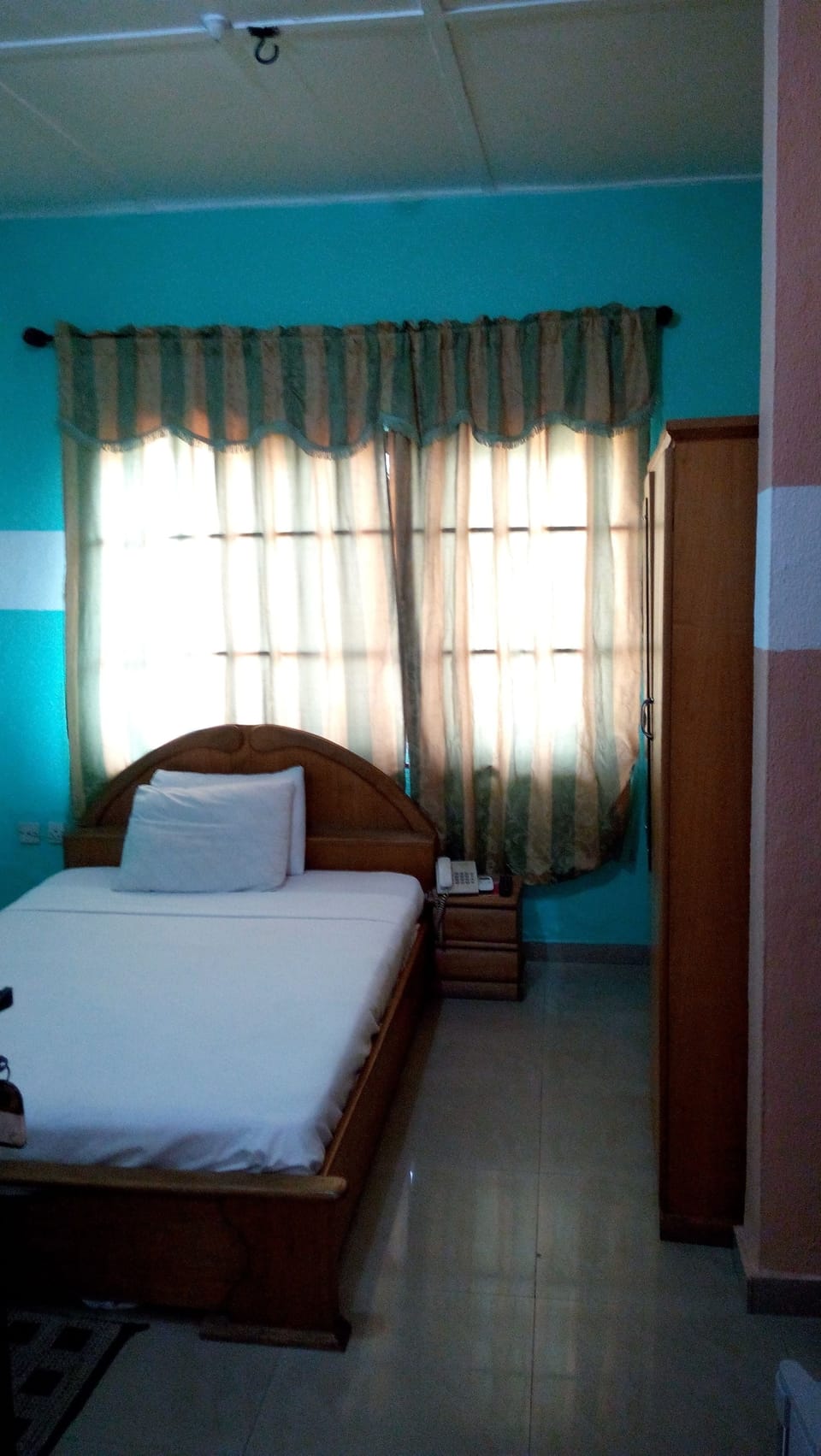 Single Room | Premium bedding, desk, WiFi (free), bed sheets