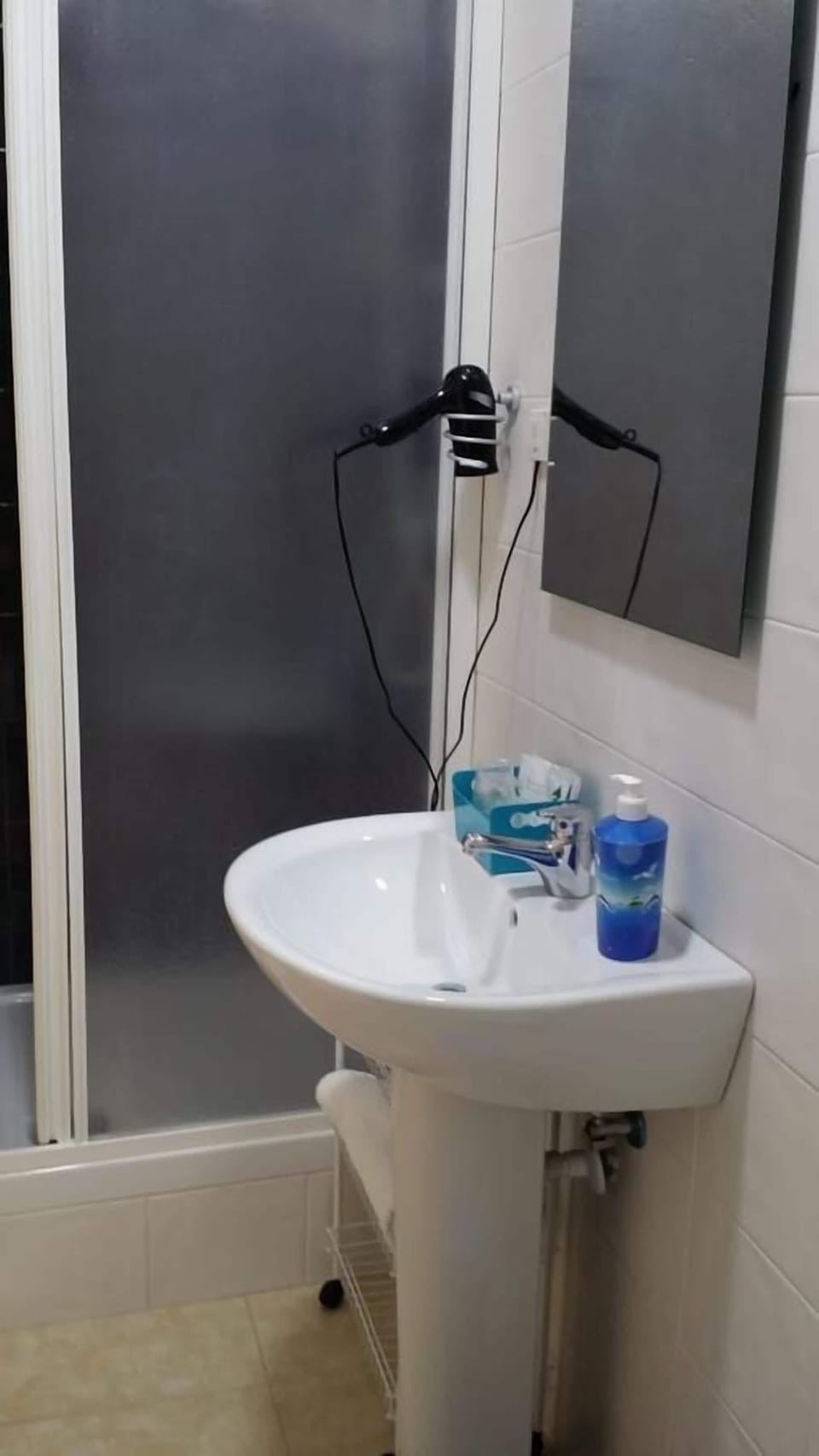 Shower, rainfall showerhead, free toiletries, hair dryer