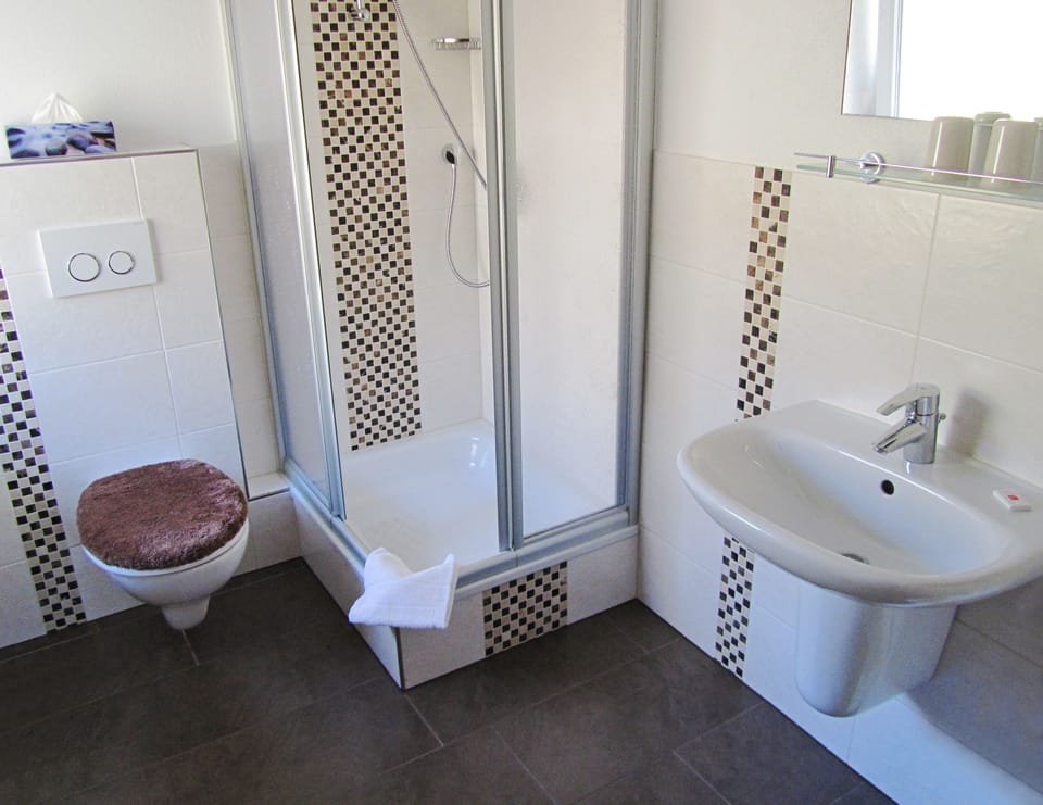 Standard Triple Room | Bathroom | Shower, hair dryer, towels