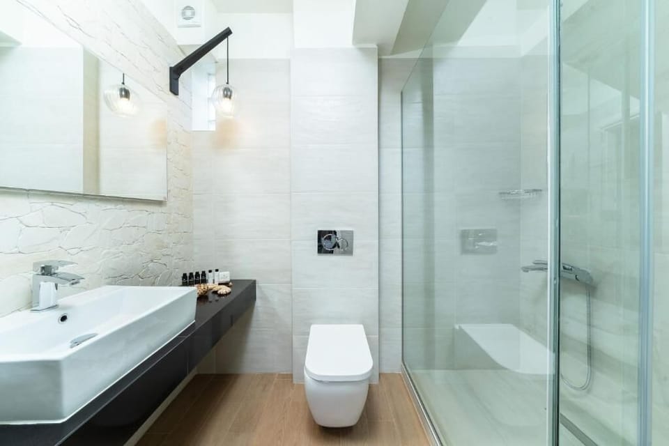 Deluxe Suite, 1 Bedroom | Bathroom | Shower, free toiletries, hair dryer, towels