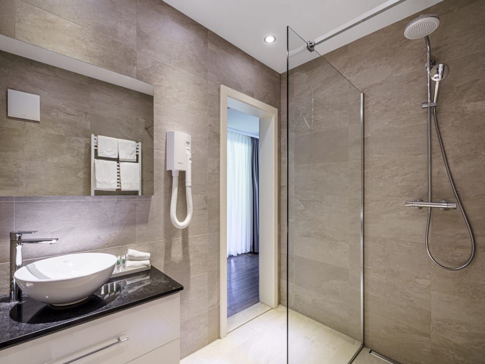 Shower, rainfall showerhead, free toiletries, hair dryer
