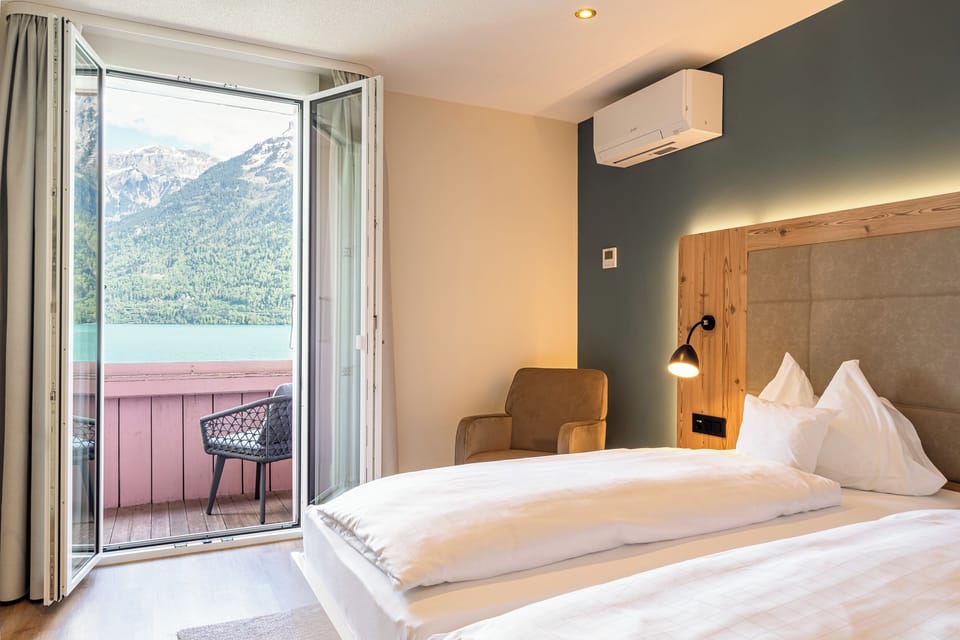 Junior-Suite mit Balkon, Seeblick | Premium bedding, in-room safe, individually furnished, desk