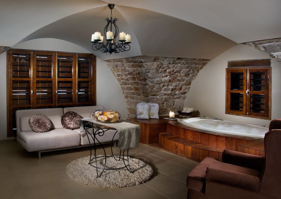 Deluxe Suite, 1 Queen Bed with Sofa bed, Non Smoking | Deep soaking bathtub