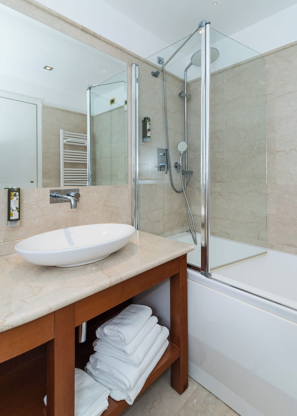 Superior Double Room, Lake View | Bathroom | Free toiletries, hair dryer, bathrobes, slippers