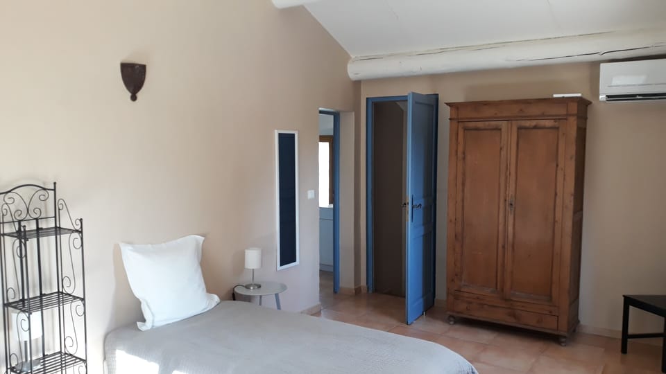 Family Duplex, Private Bathroom (Gîte en duplex Alpilles) | Individually decorated, individually furnished, soundproofing, free WiFi