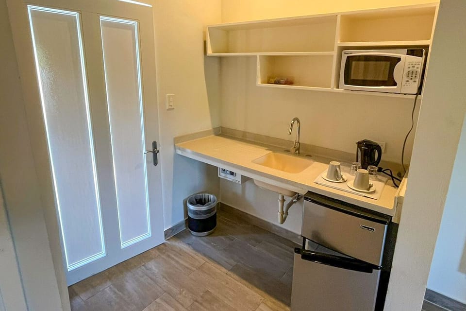 Superior Room, 1 King Bed, Non Smoking | In-room safe, desk, laptop workspace, soundproofing