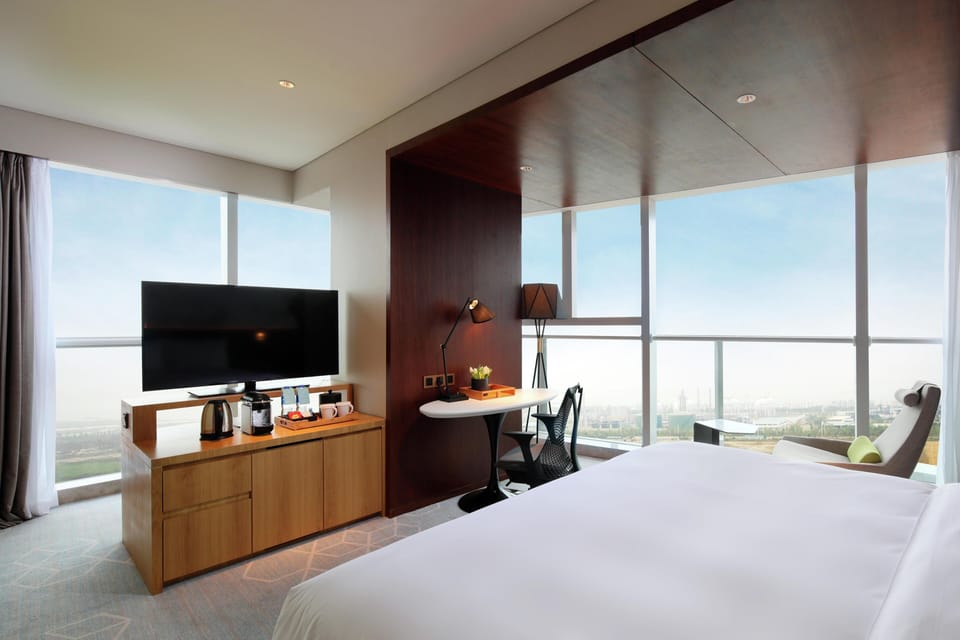 King Premium Room | Minibar, in-room safe, desk, laptop workspace