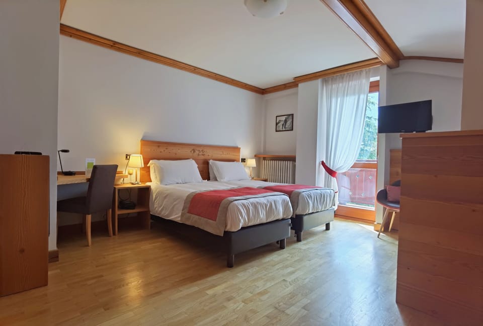 Triple Room | Minibar, in-room safe, desk, free WiFi