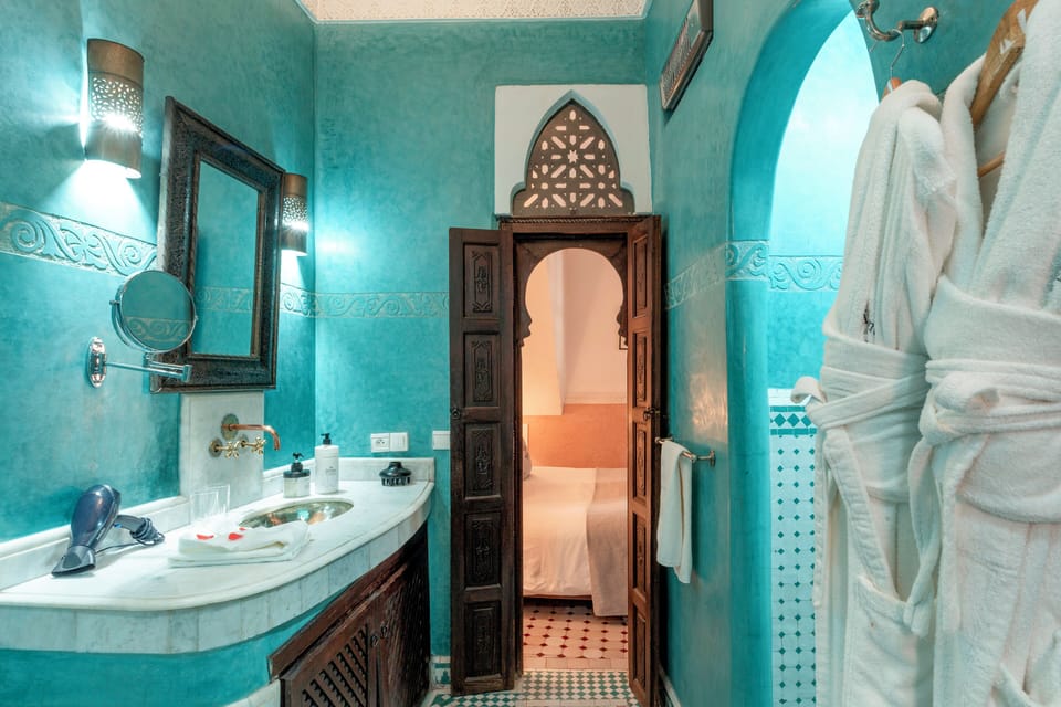 Suite majestueuse( Urantia) salon et terrasse | Bathroom | Shower, designer toiletries, hair dryer, towels
