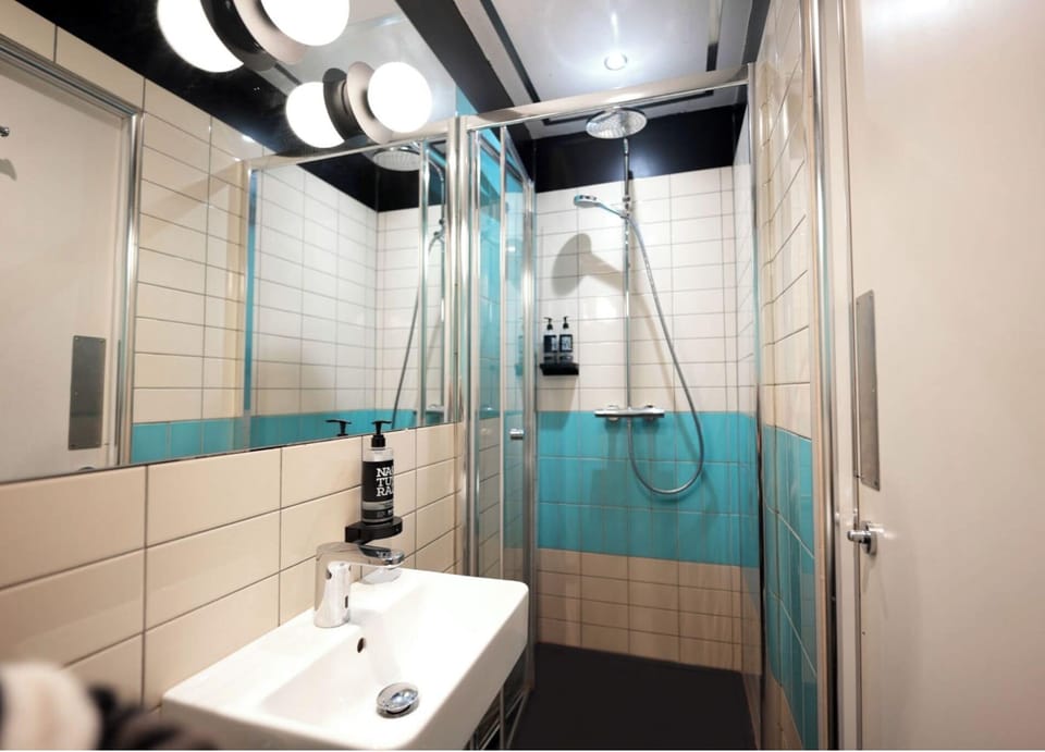 Japanese-style Shared Dormitory, Mixed Dorm, Ensuite | Bathroom | Free toiletries, hair dryer, soap, shampoo