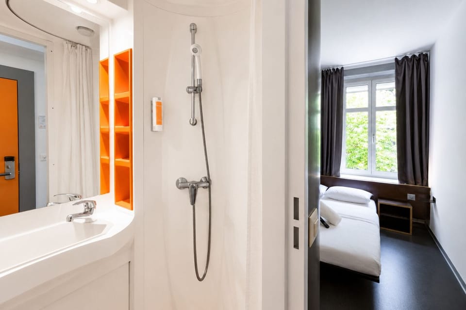 Classic Double Room, 1 Double Bed, Non Smoking | Bathroom | Shower, free toiletries, towels