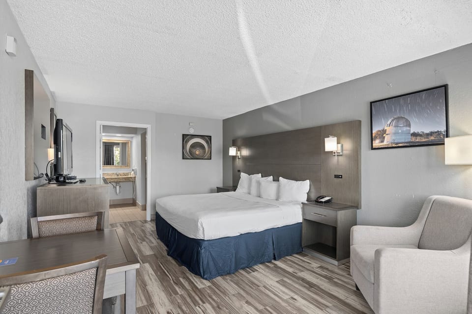 Room, 1 King Bed, Mobility Accessible, Non Smoking (Bathtub W/grab Bars) | In-room safe, desk, blackout drapes, iron/ironing board