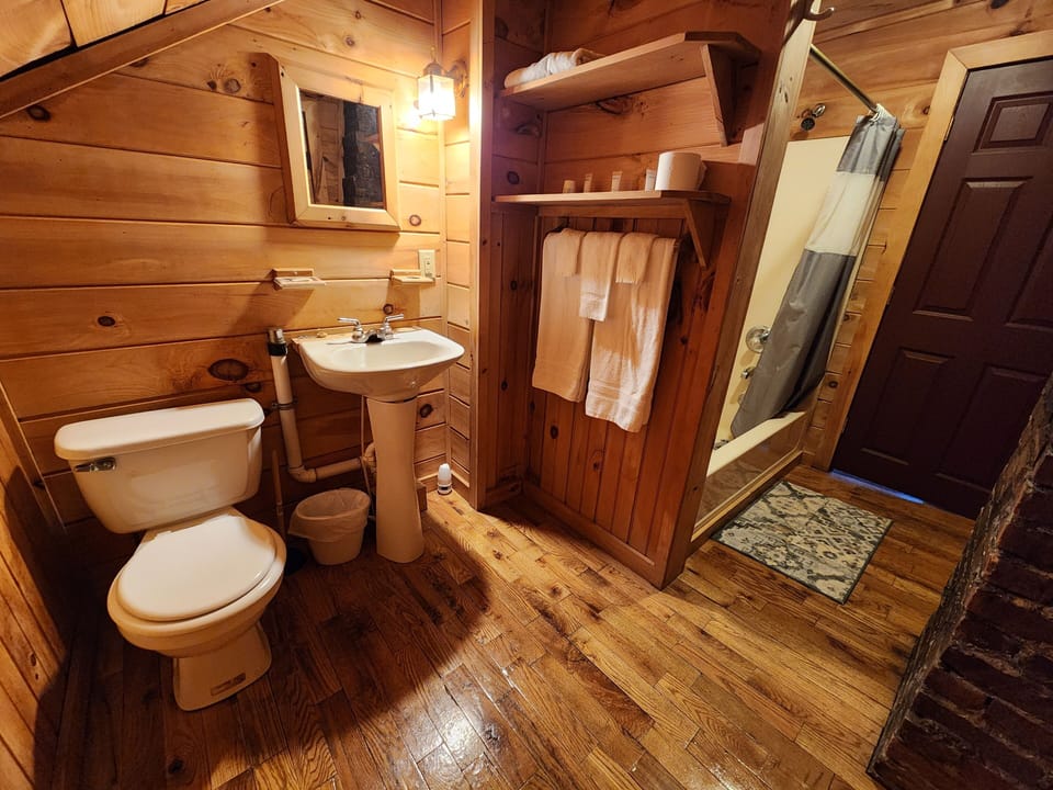Standard Room | Bathroom | Combined shower/tub, hair dryer, towels, soap