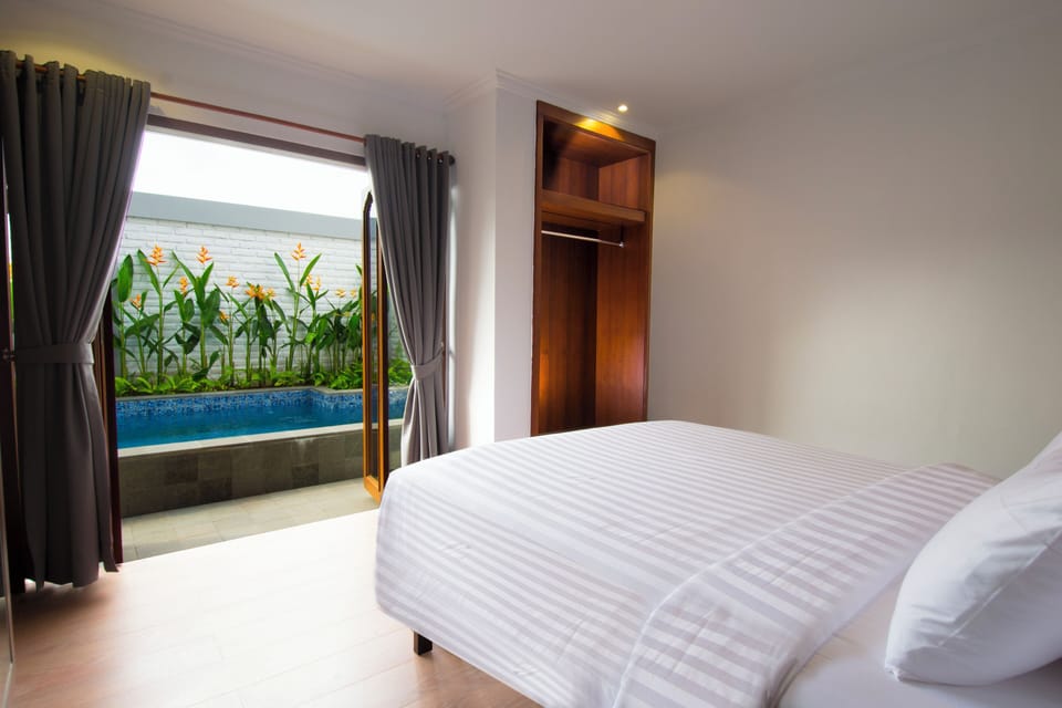 Junior Suite, Pool View | Minibar, bed sheets