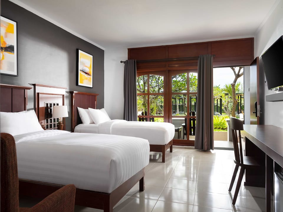 In-room safe, desk, bed sheets