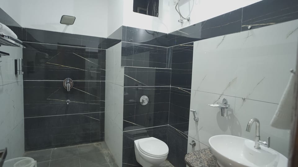 Deluxe Room, 1 Double Bed, Non Smoking | Bathroom | Shower, free toiletries, towels, soap