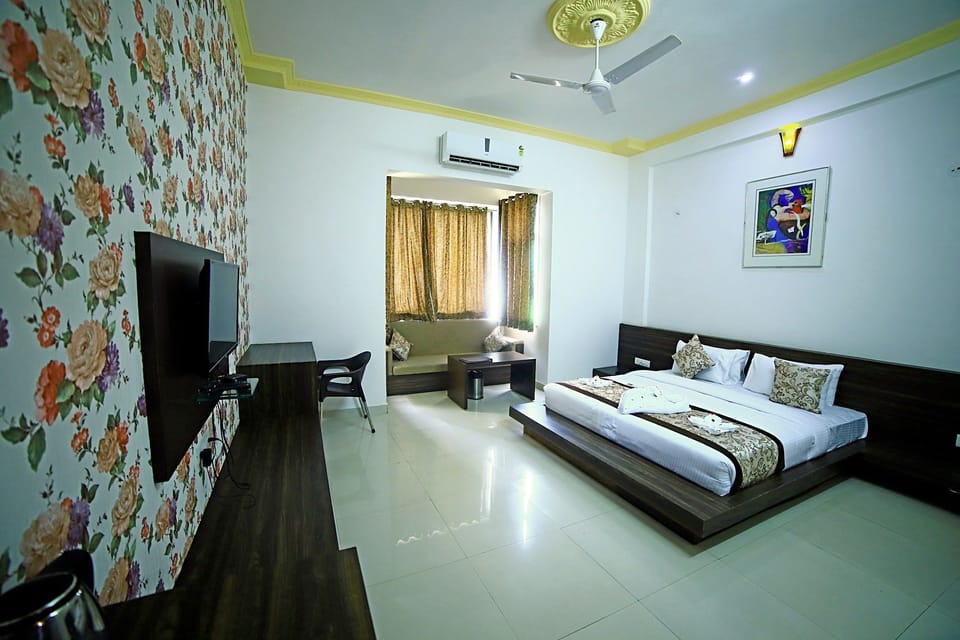 Deluxe Room, 1 Double Bed, Non Smoking | 1 bedroom, desk, blackout drapes, soundproofing