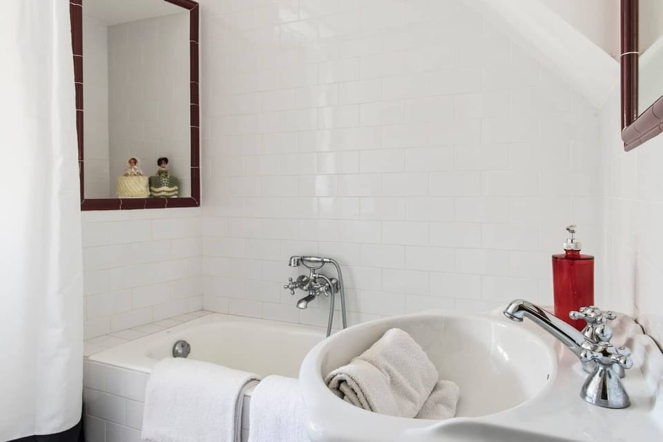 Deluxe Double Room (Private External Bathroom) | Bathroom | Shower, bidet, towels