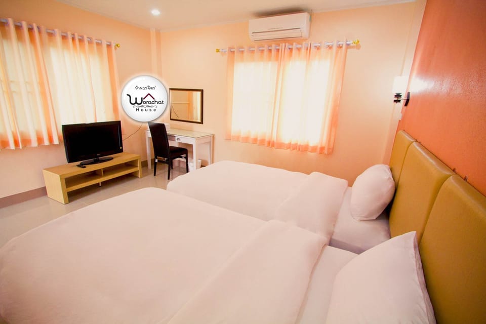 Basic Twin Room | Desk, blackout drapes, free WiFi, bed sheets