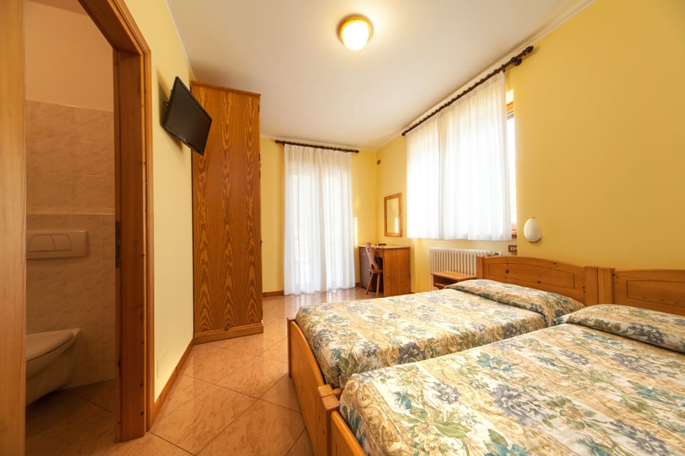 Minibar, desk, cribs/infant beds, free WiFi