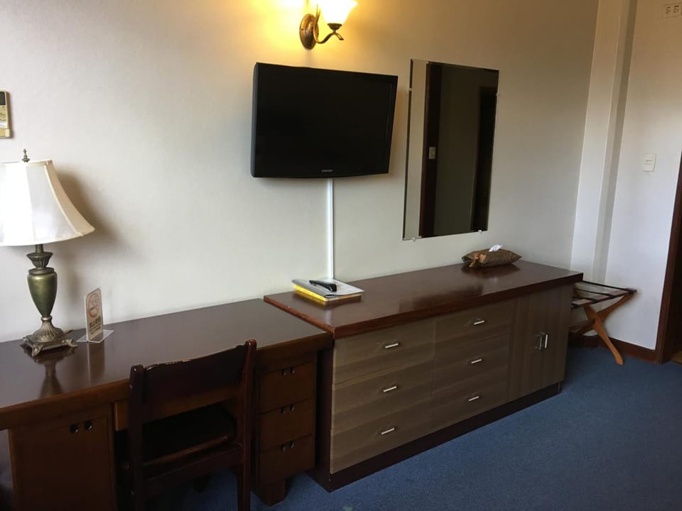 Premium bedding, minibar, desk, soundproofing