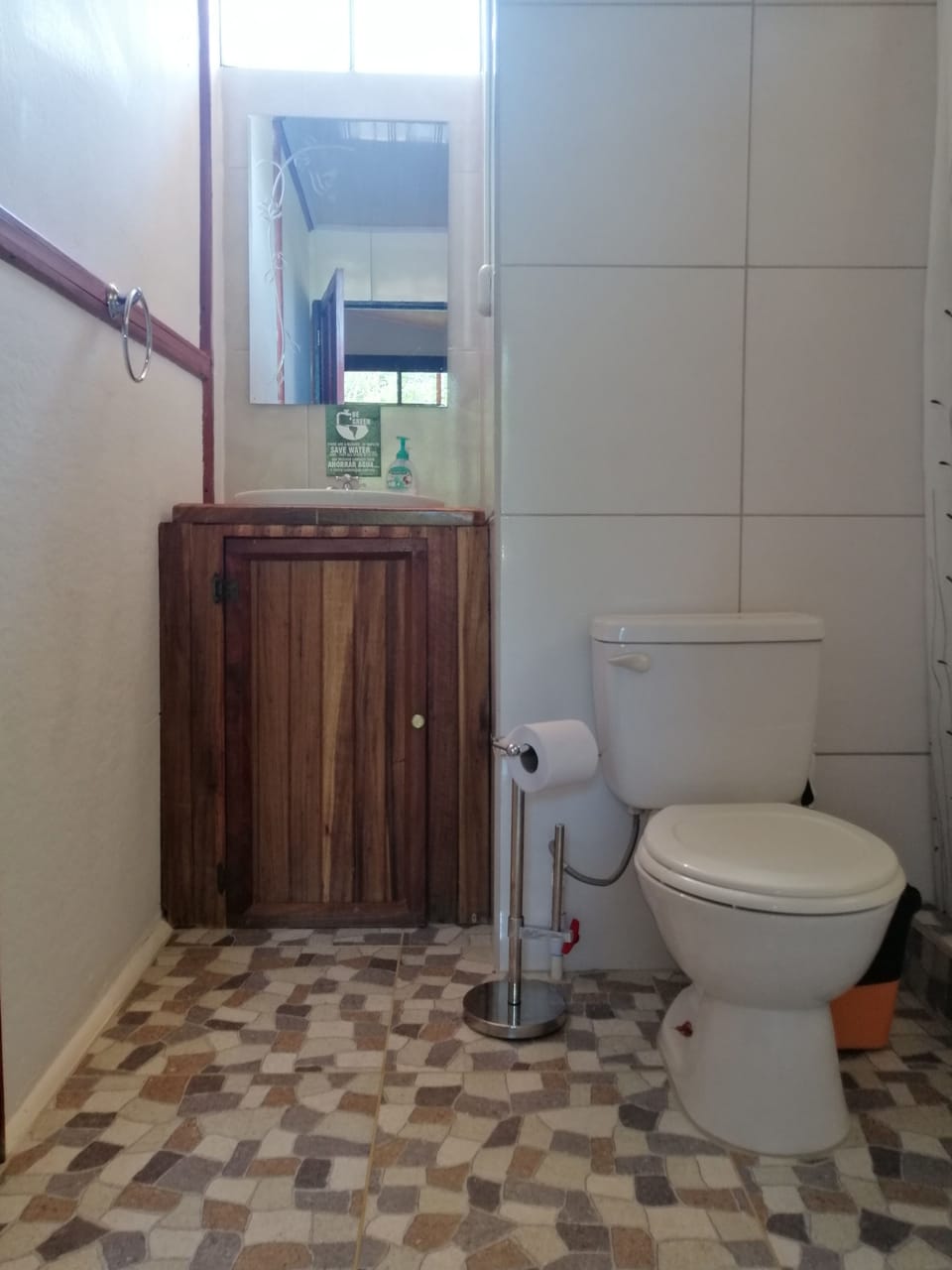 Shower, free toiletries, towels
