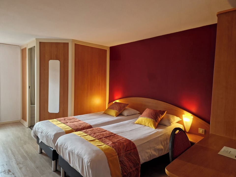 Twin Room | Desk, free WiFi, bed sheets