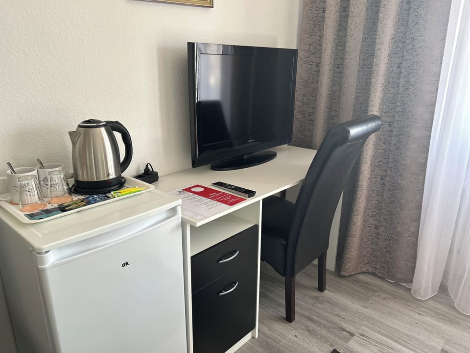 Basic Double Room | Desk, free WiFi, bed sheets