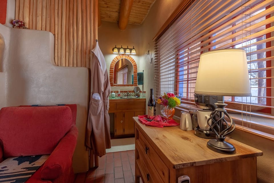 Comfort Single Room, 1 Queen Bed, Fireplace, Garden View | Premium bedding, down comforters, individually decorated