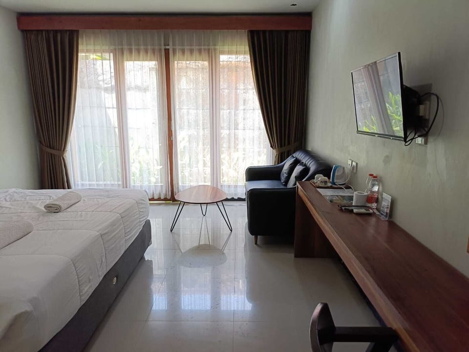 Deluxe Double Room, 1 King Bed, Non Smoking | Desk, soundproofing, WiFi (free), bed sheets