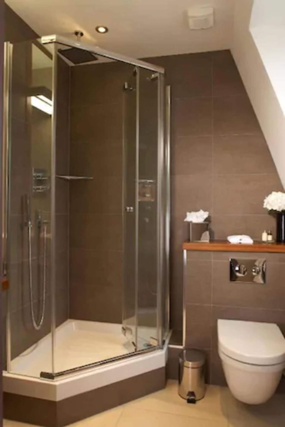 Double Room With Window | Bathroom | Rainfall showerhead, free toiletries, hair dryer, towels