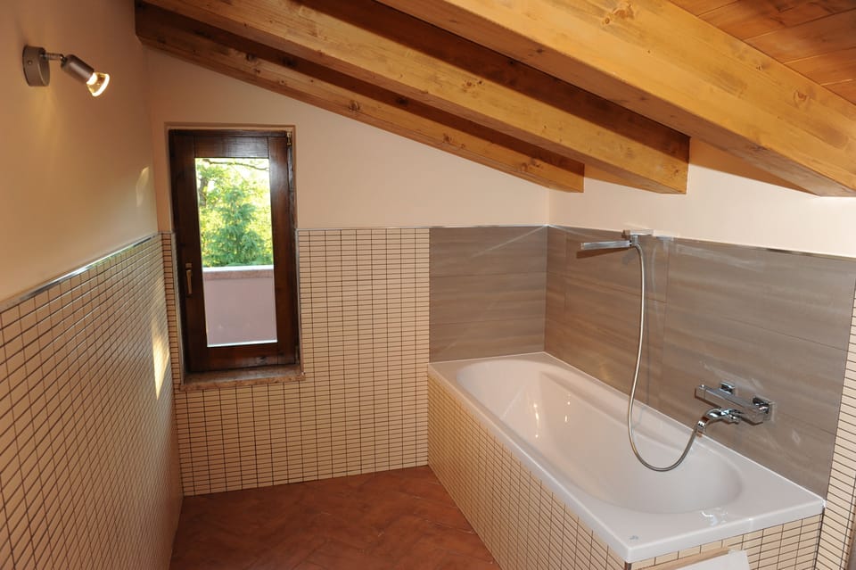 Quadruple Room | Bathroom amenities | Shower, rainfall showerhead, bidet, towels