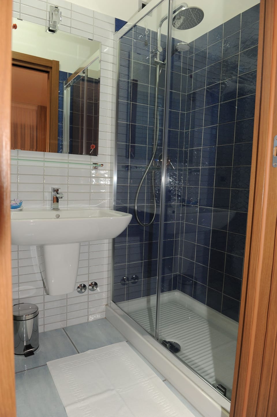 Double Room | Bathroom | Shower, rainfall showerhead, bidet, towels