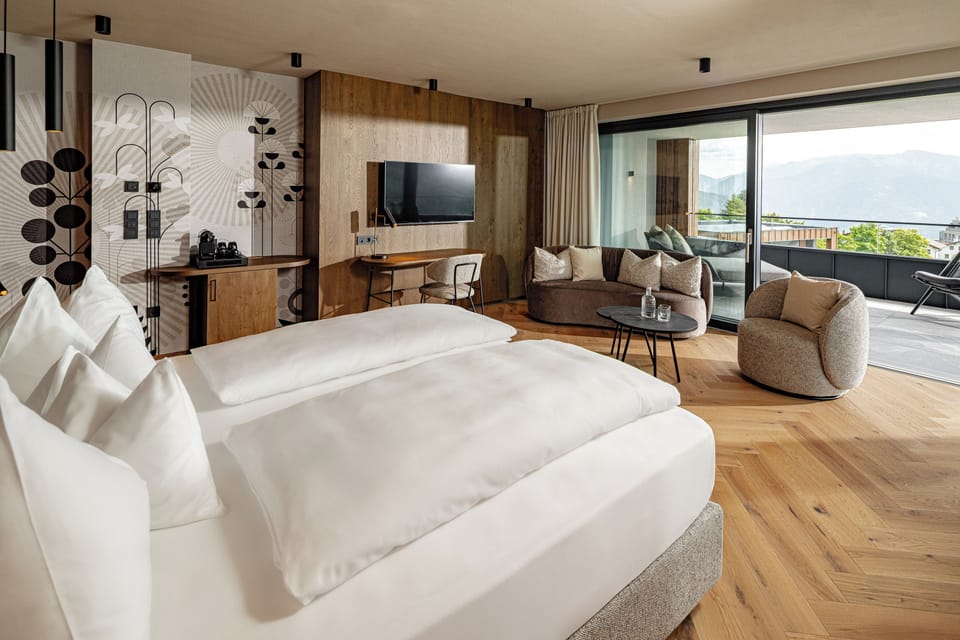 Deluxe Studio Suite | Hypo-allergenic bedding, minibar, in-room safe, desk