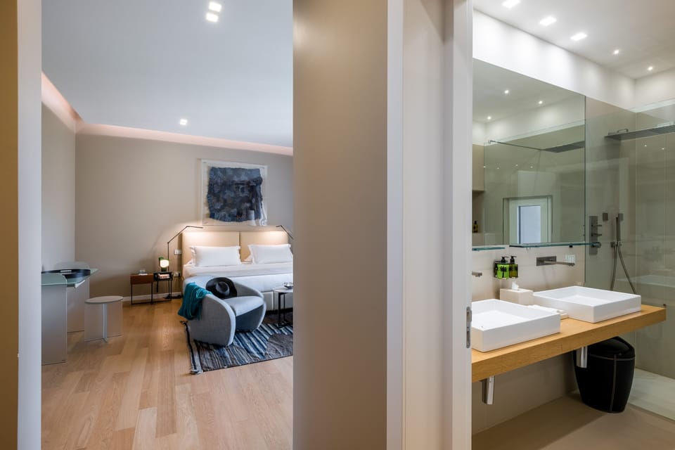 Junior Suite with view | Bathroom | Shower, free toiletries, bathrobes, slippers