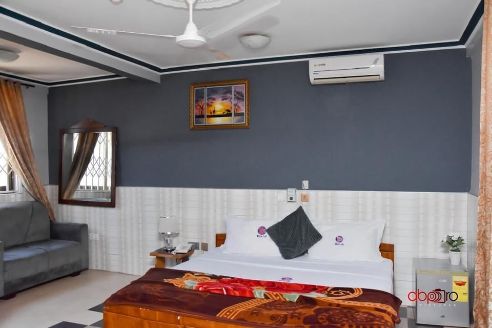 Deluxe Room, 1 Queen Bed | Desk, blackout drapes, WiFi (free), bed sheets