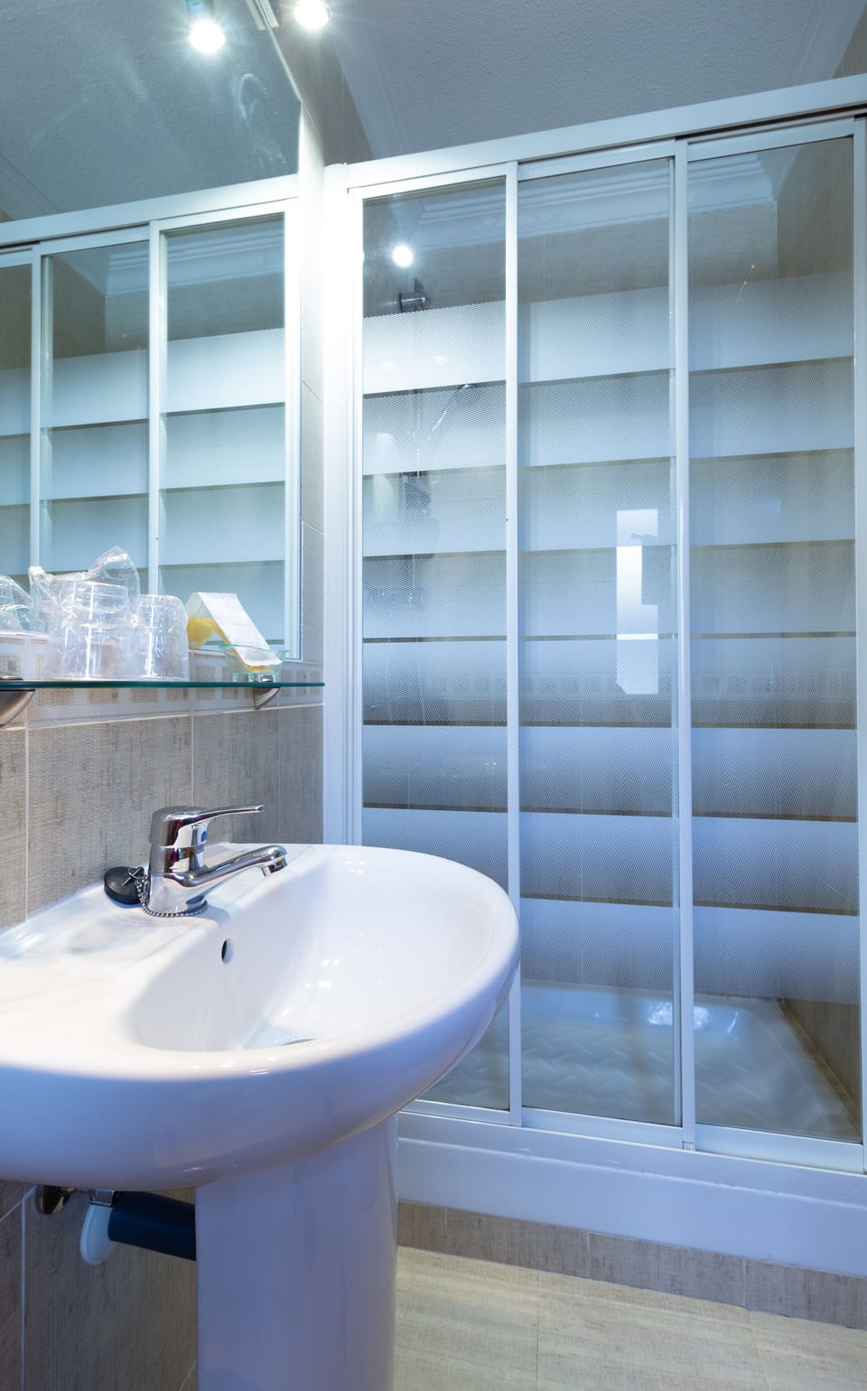 Double Room, Terrace (con cama supletoria) | Bathroom | Shower, free toiletries, hair dryer, towels