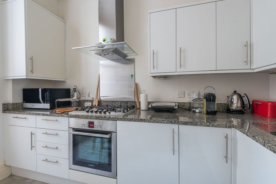 Apartment (2 Bedrooms) | Private kitchen | Full-size fridge, microwave, oven, stovetop