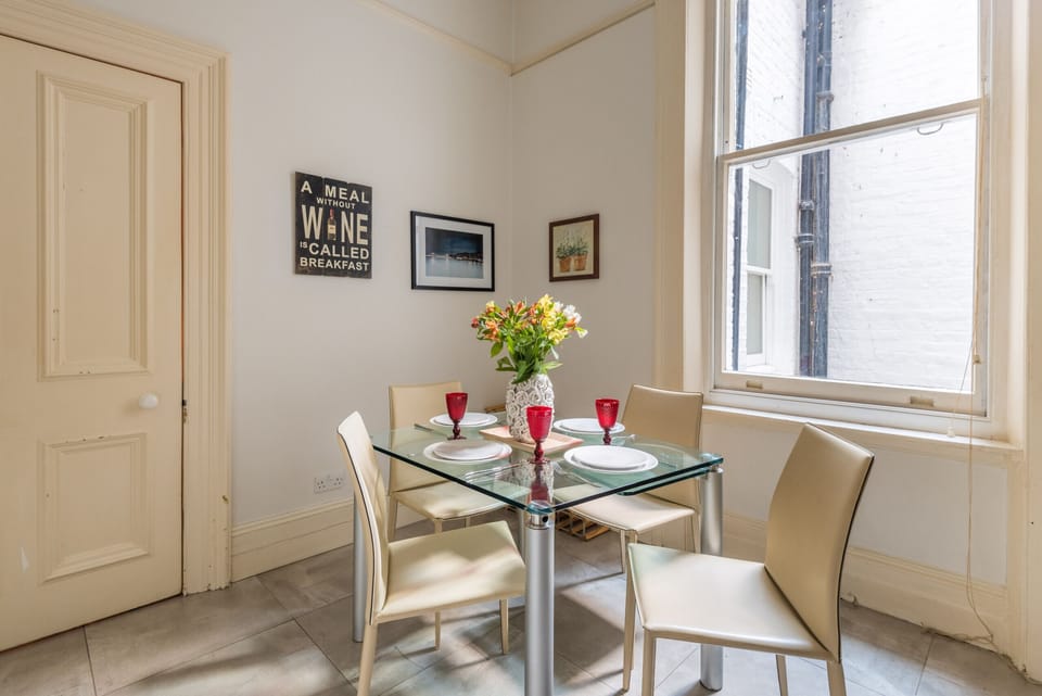 Apartment (2 Bedrooms) | In-room dining