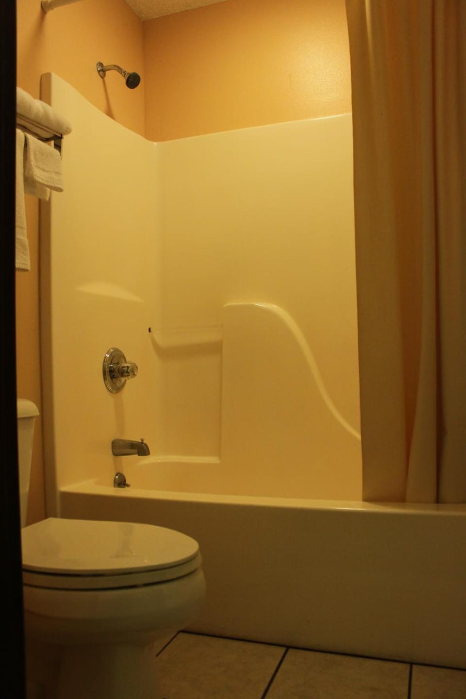 Combined shower/tub, hair dryer, towels