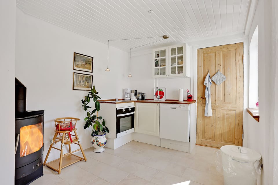 Full-size fridge, microwave, oven, stovetop