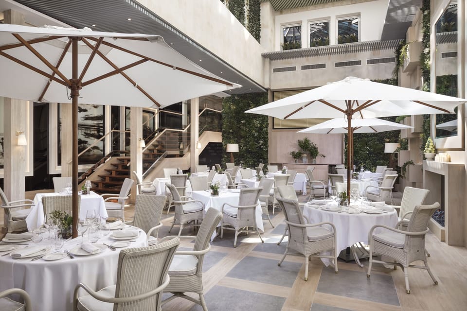 2 restaurants; lunch and dinner served