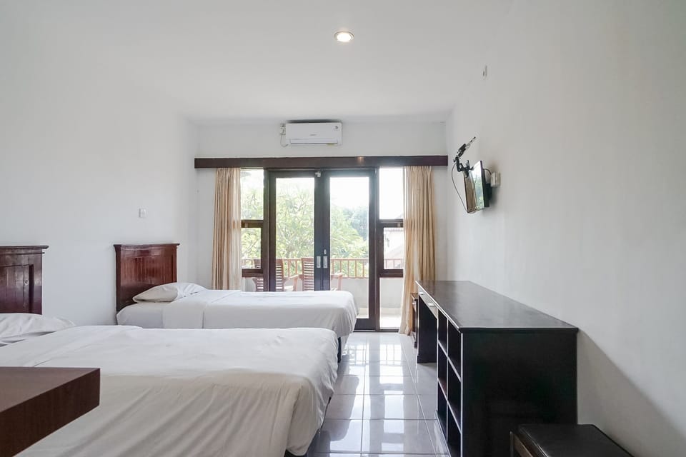 Deluxe Twin Room | In-room safe, desk, free WiFi, bed sheets