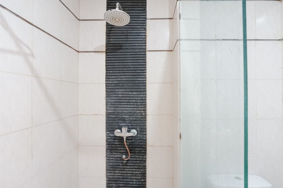 Shower, rainfall showerhead, towels
