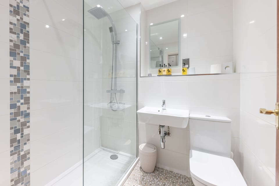Standard Double Room | Bathroom | Free toiletries, hair dryer, towels