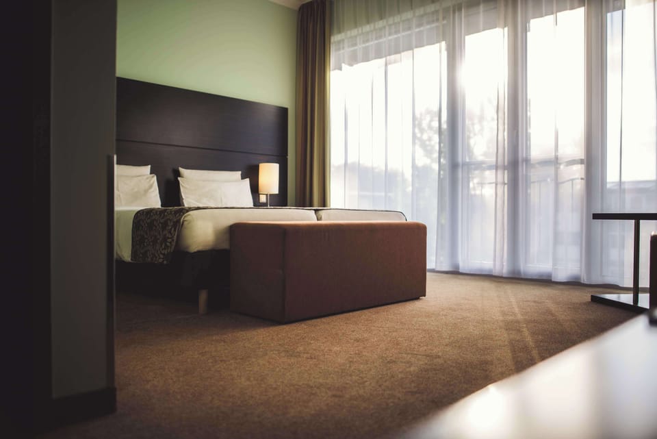 Standard Room, 2 Twin Beds | Hypo-allergenic bedding, in-room safe, desk, laptop workspace