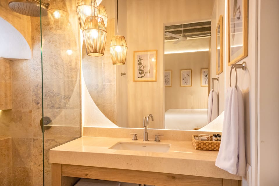 Shower, rainfall showerhead, free toiletries, hair dryer