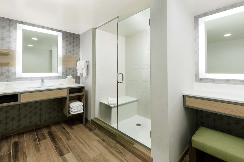 Deluxe Room, 1 King Bed (Oversized Bathroom) | Bathroom | Combined shower/tub, designer toiletries, hair dryer, towels
