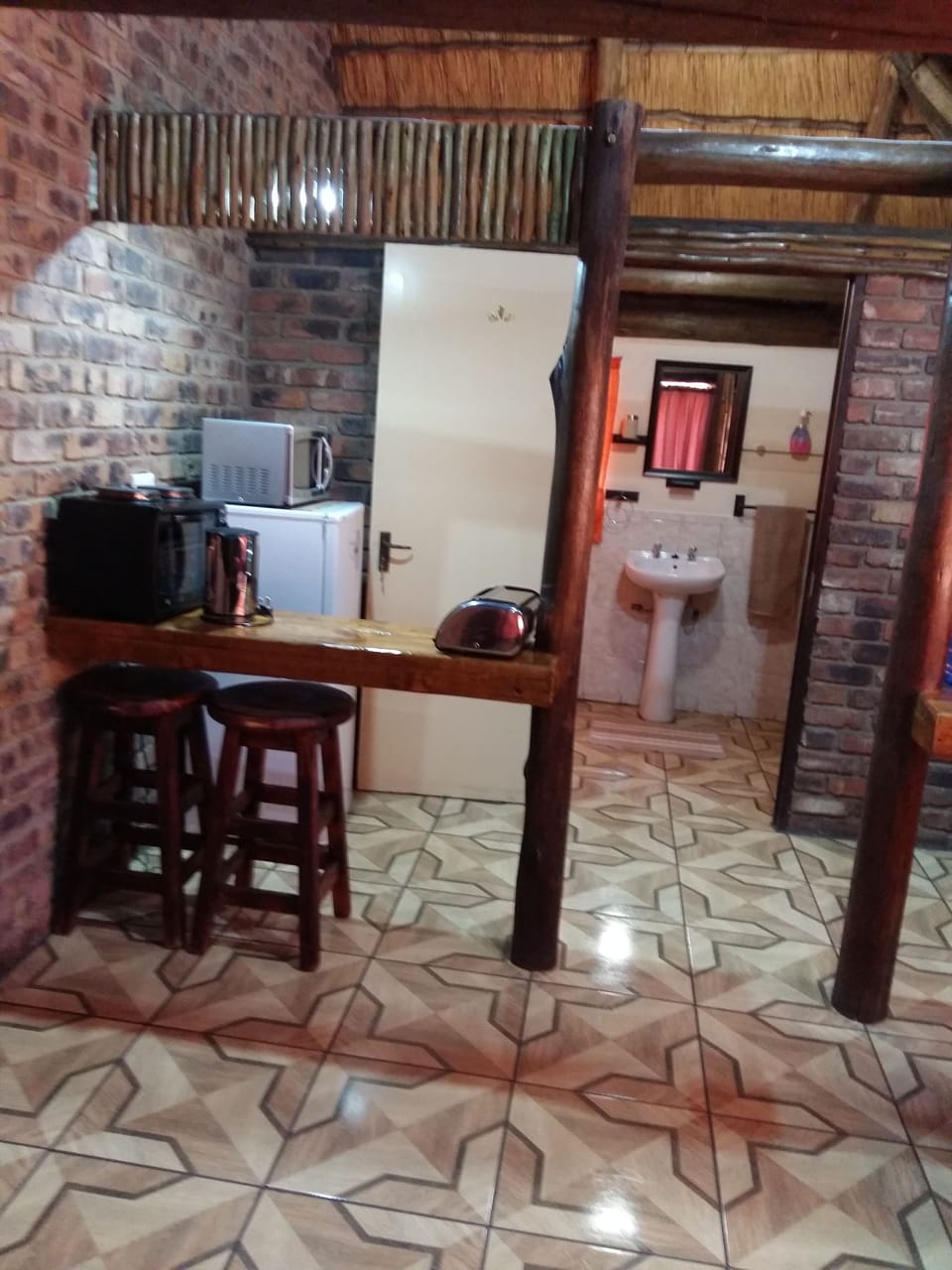 Full-size fridge, microwave, oven, stovetop