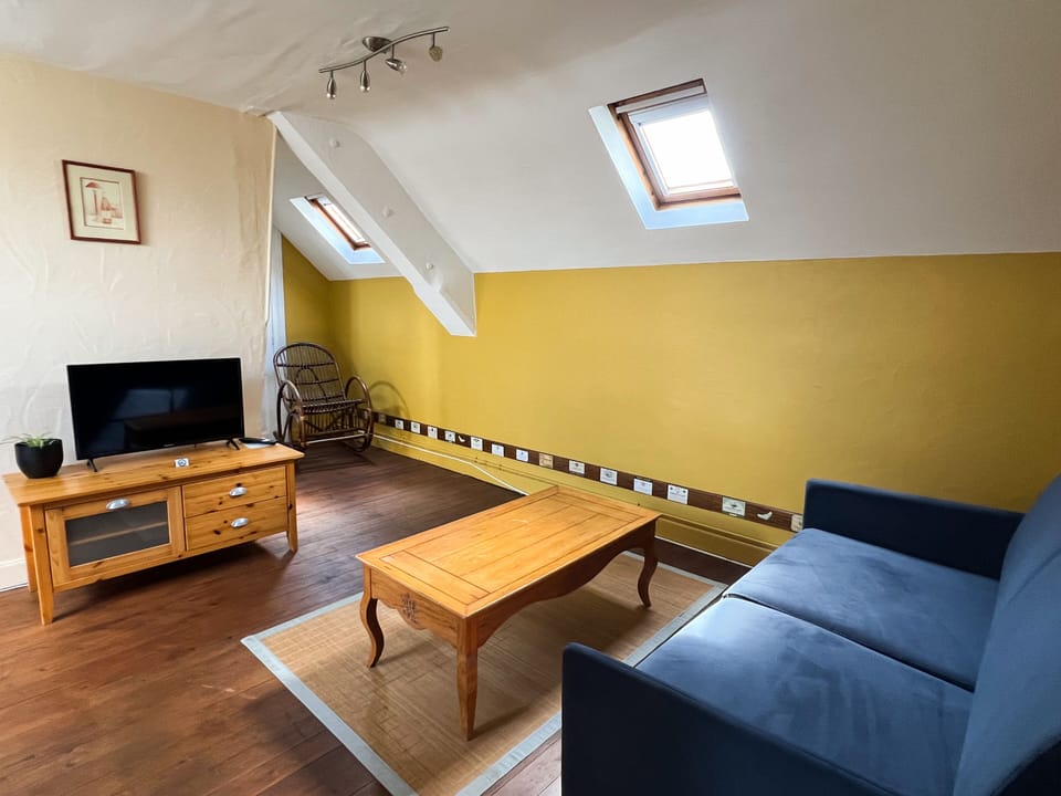 Suite Montlouis | Blackout drapes, free WiFi, bed sheets